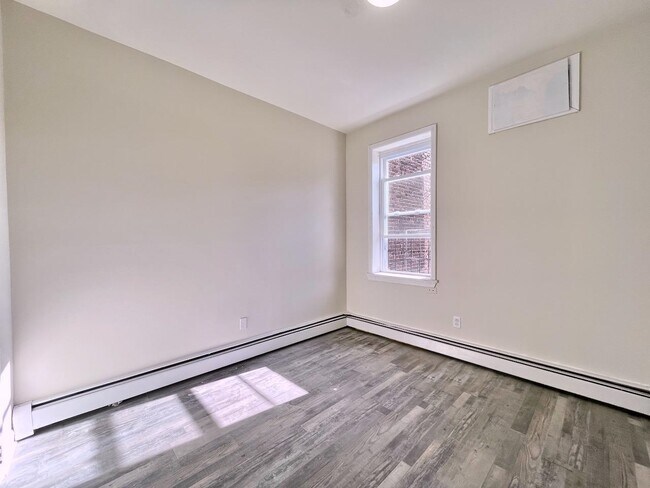 Building Photo - 405 61st St