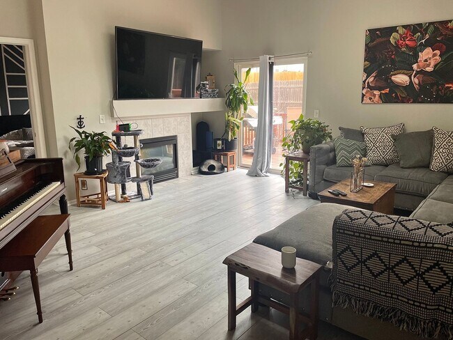 Building Photo - Fully Furnished 2 Bed | 2.5 Bath Home with Fireplace – Powers Corridor