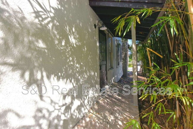 Building Photo - 709 1/2 Park Hill Ave.