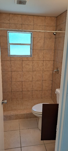 Building Photo - 812 Longview Ave