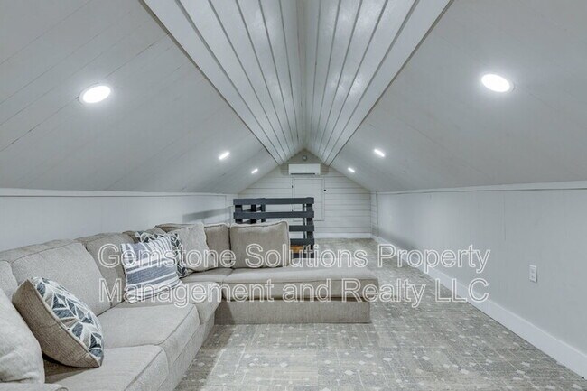 Building Photo - 1017 Jasperson Dr