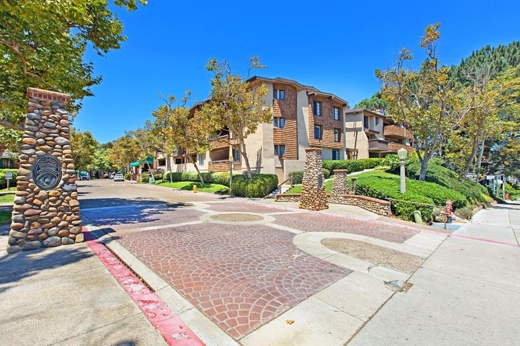 Building Photo - 8870 Villa La Jolla Dr