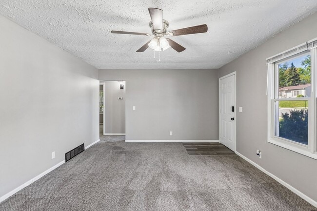 Building Photo - 7013 La Vista Dr