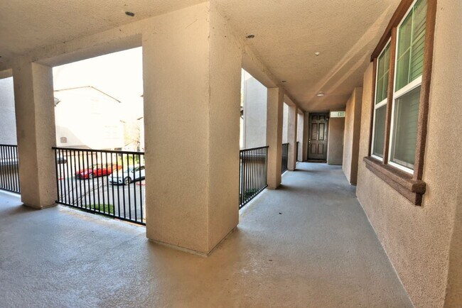 Building Photo - Beautiful Condo in Gated Community for Rent!