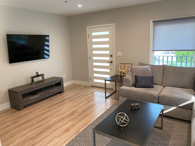 Building Photo - 662 Salem St