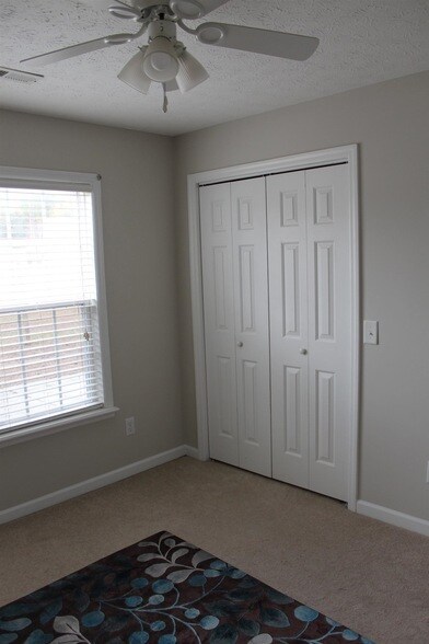 Building Photo - 5005 Medieval Dr