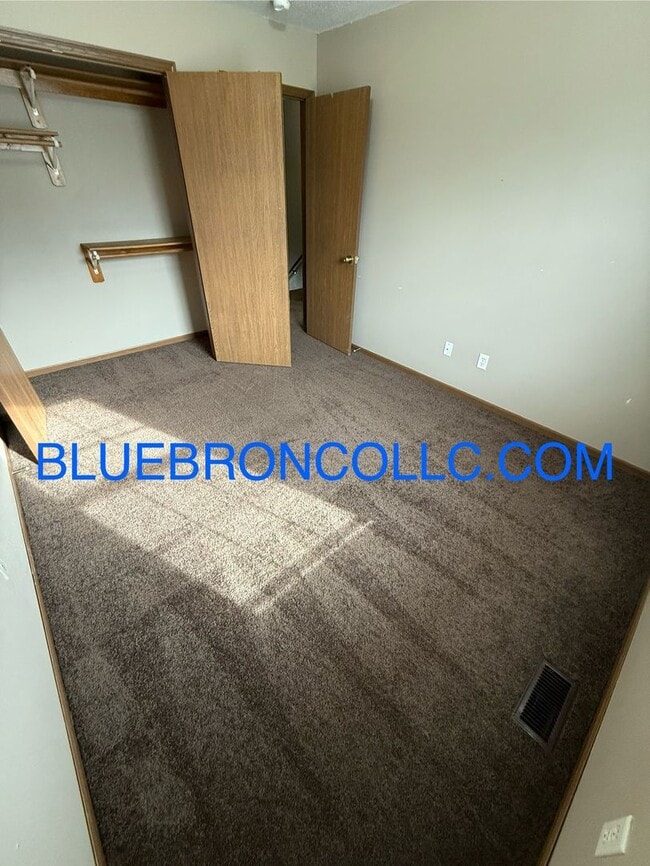 Building Photo - Lovely 2 bedroom townhome in Peculiar