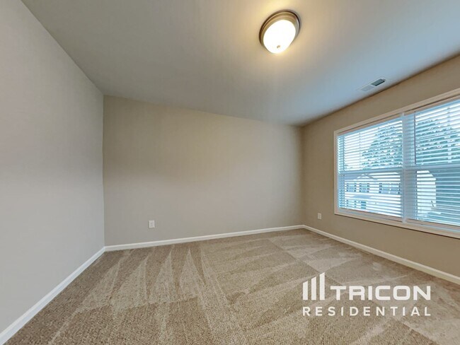 Building Photo - 451 Finch Ln
