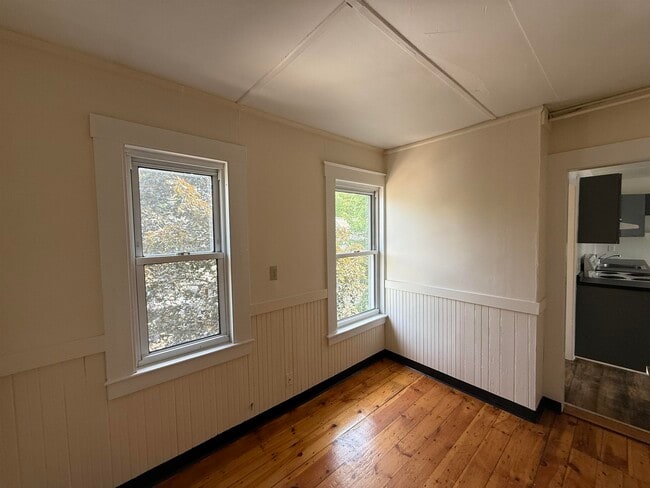 Building Photo - 664 Maple St