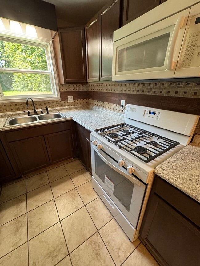 Building Photo - 2857 Lakeland Dr