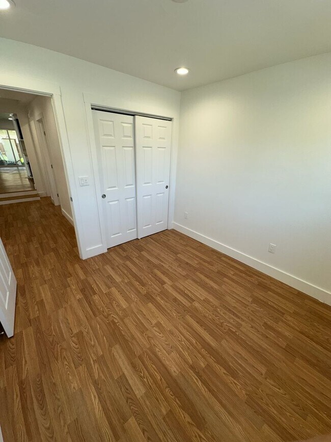 Building Photo - AVAILABLE NOW!  4 Bedroom, 2 Bathroom Home