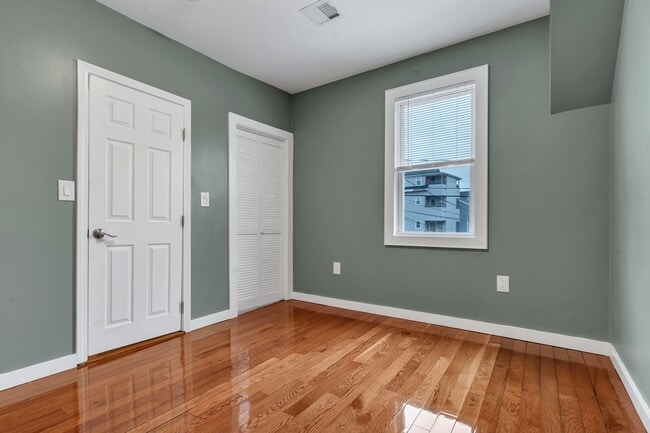 Building Photo - 11 Brett St