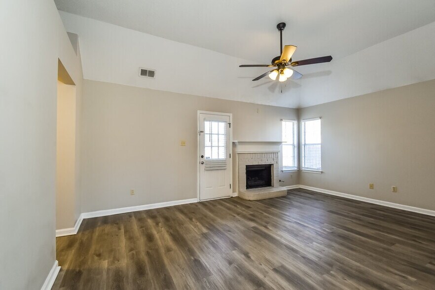 Building Photo - 4127 Lake Cross Dr W