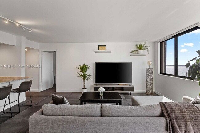 Building Photo - 540 Brickell Key Dr