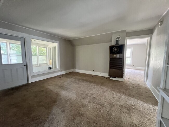 Building Photo - Center St