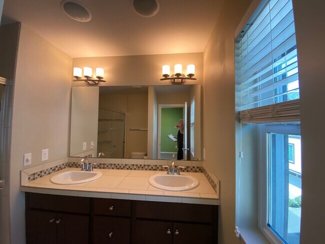 Building Photo - 4 Bed  2.5 Bath Redmond Townhome