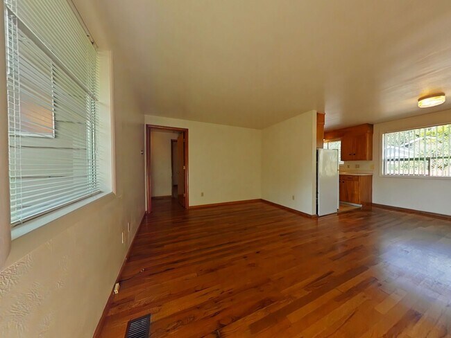 Building Photo - 2 Bedroom Duplex ~ Close to Campus ~ Cat F...