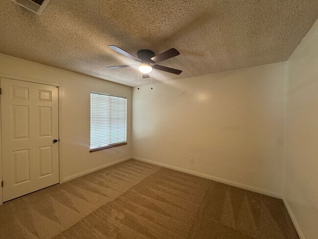 Building Photo - Charming cul-de-sac home!