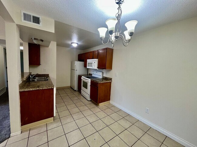 Building Photo - ** Move in Special ** 2 Bed 1 Bath Washer/...