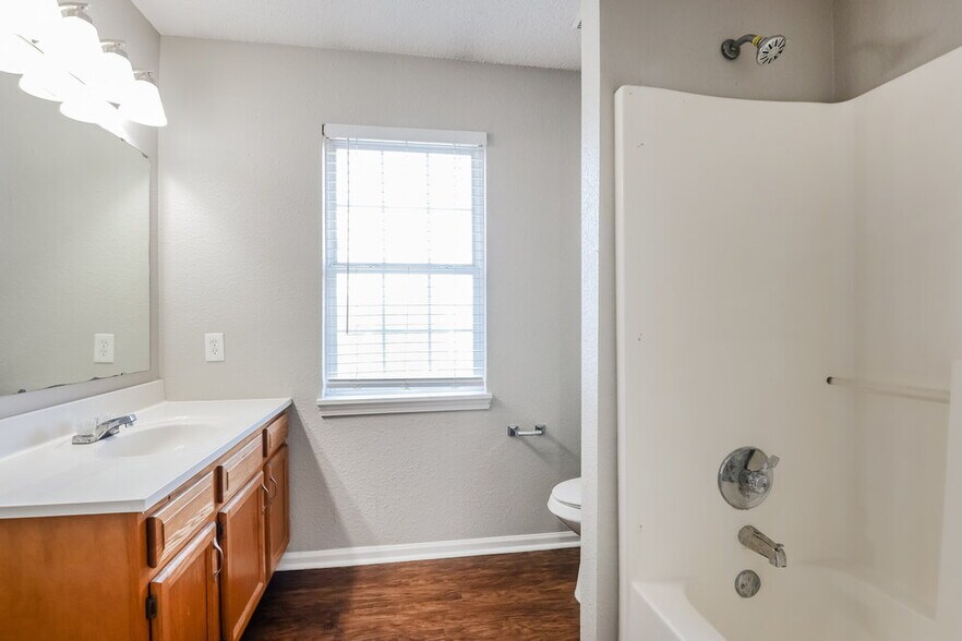 Building Photo - 707 Deer Trail Dr