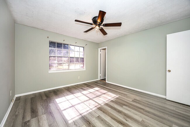 Building Photo - Move in ready 3 Bed 2 Bath Home in East Central School District!