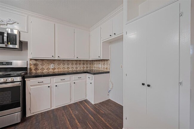 Building Photo - 8045 Ridgeview Dr