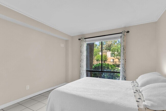 Building Photo - 470 N Civic Dr