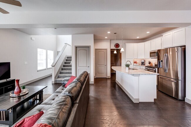 Building Photo - 2 Bedroom Luxury townhome