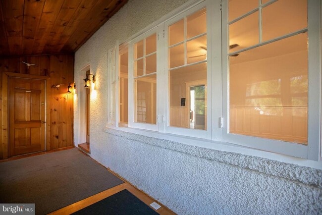 Building Photo - 20 E Merchant St