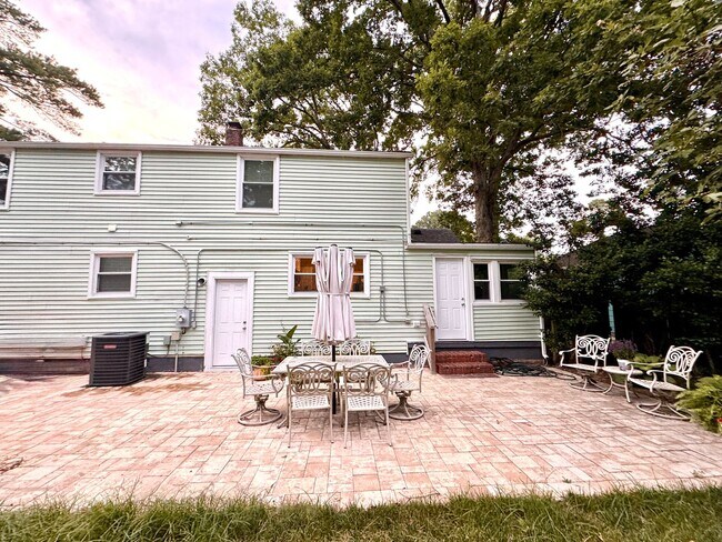 Building Photo - Beautiful 4 bed/3 bath home on large corne...