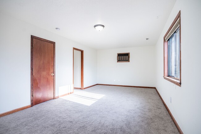 Building Photo - HALF OFF FIRST MONTH - Large 3BR PLUS Bonu...