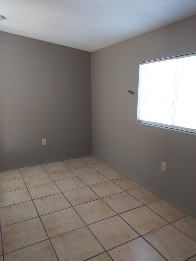 Building Photo - Renovated super cute 2 bedroom home