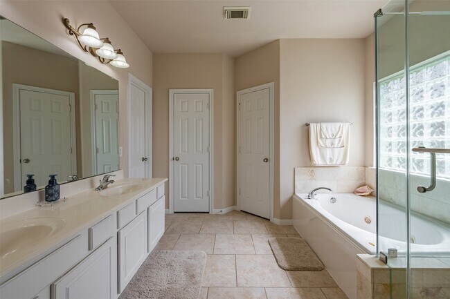Building Photo - 13815 Normandy Ct