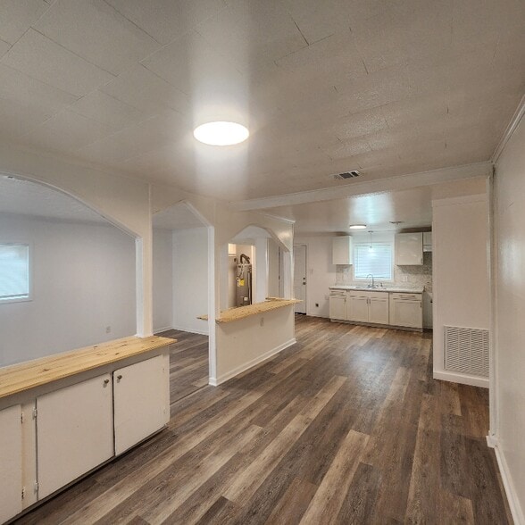 Building Photo - 308 Liston St