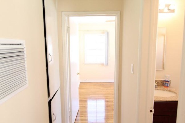 Building Photo - 1 bedroom in Los Angeles CA 90028