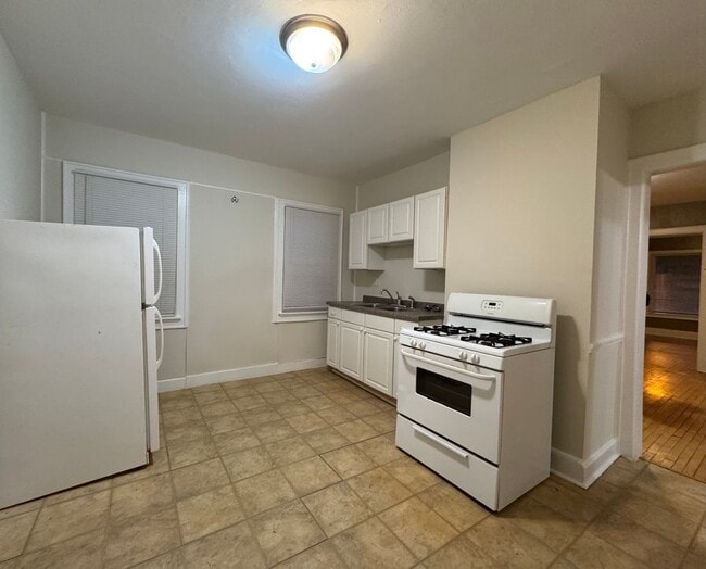 Building Photo - Bright & Spacious 2 Bedroom Lower Unit wit...