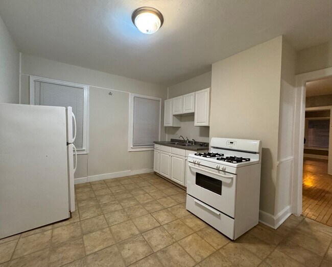 Building Photo - Bright & Spacious 2 Bedroom Lower Unit with Formal Dining Room and Bay Window