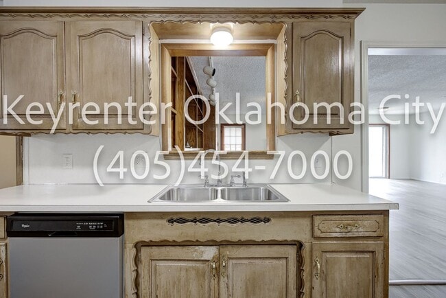 Building Photo - Massive 3BD/2BTH Home Minutes from the Highway.