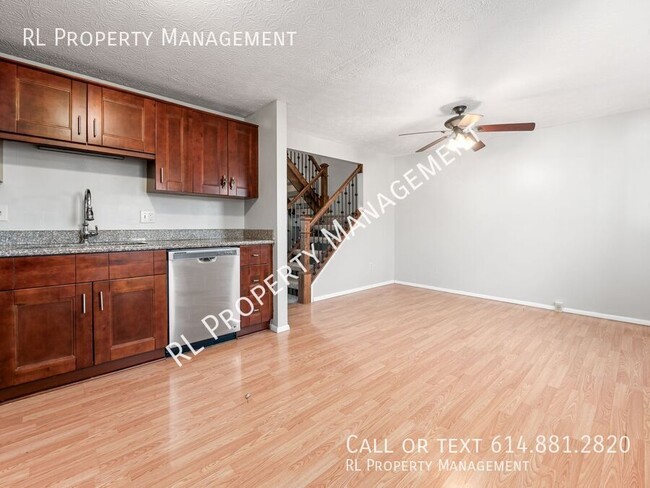 Building Photo - 3 Bedroom/2 Full Bathroom/2 Half bath Condo