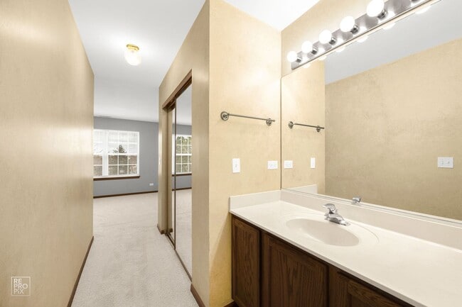 Building Photo - GORGEOUS 2 BEDROOM TOWNHOME LOCATED IN LINDENHURST AVAILABLE JUNE 14!