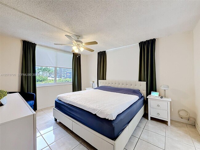 Building Photo - 9350 Fontainebleau Blvd