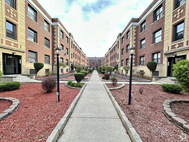 Building Photo - 816 W Waveland