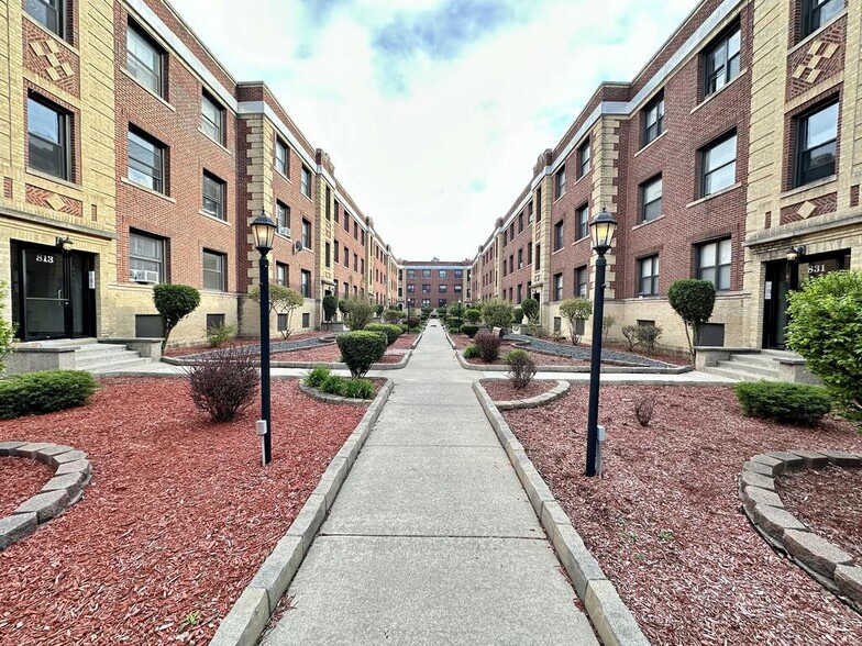 Primary Photo - 816 W Waveland Ave