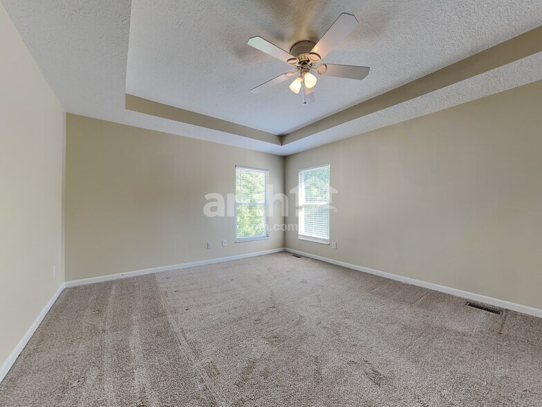 Building Photo - 10310 Meadow Glen Dr