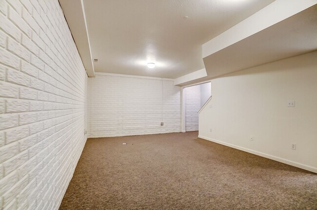 Building Photo - 3704 Willow Run Dr