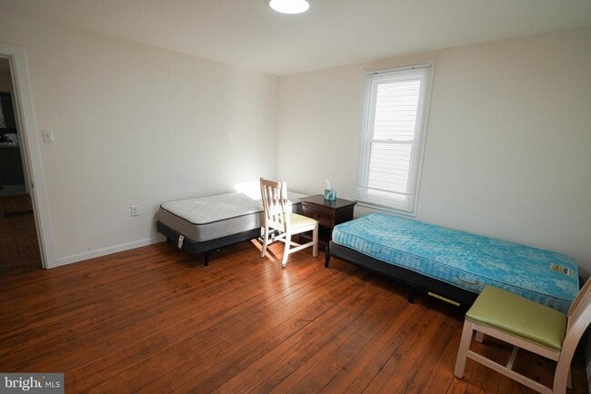 Building Photo - 231 Newton St