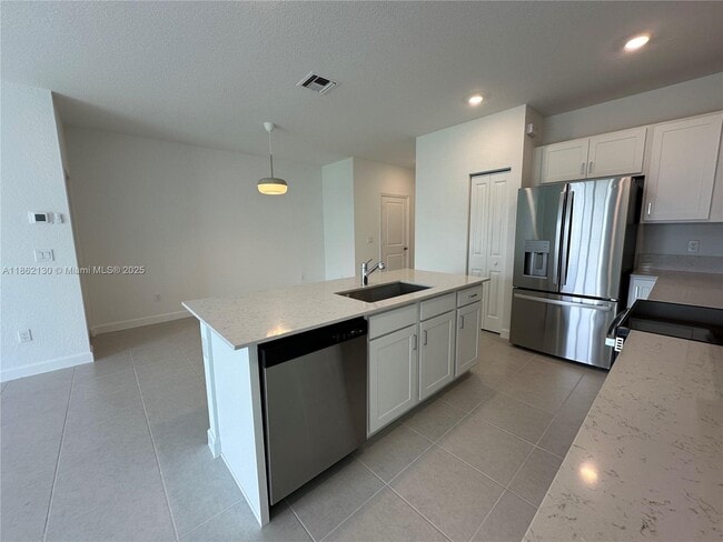 Building Photo - 402 SE Crossoak Ln