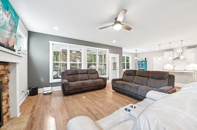 Building Photo - Luxury 5 Bed, 3.5 Bath Home on Large Lot !...