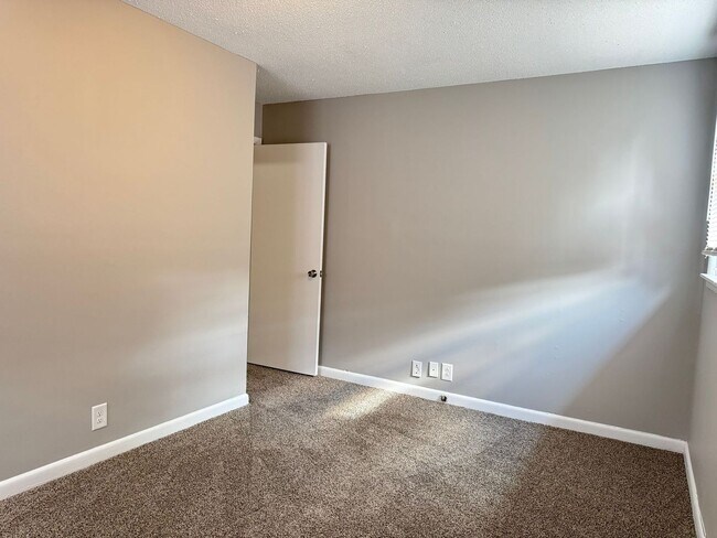 Building Photo - Brick 3 bedroom ranch, large living room, ...