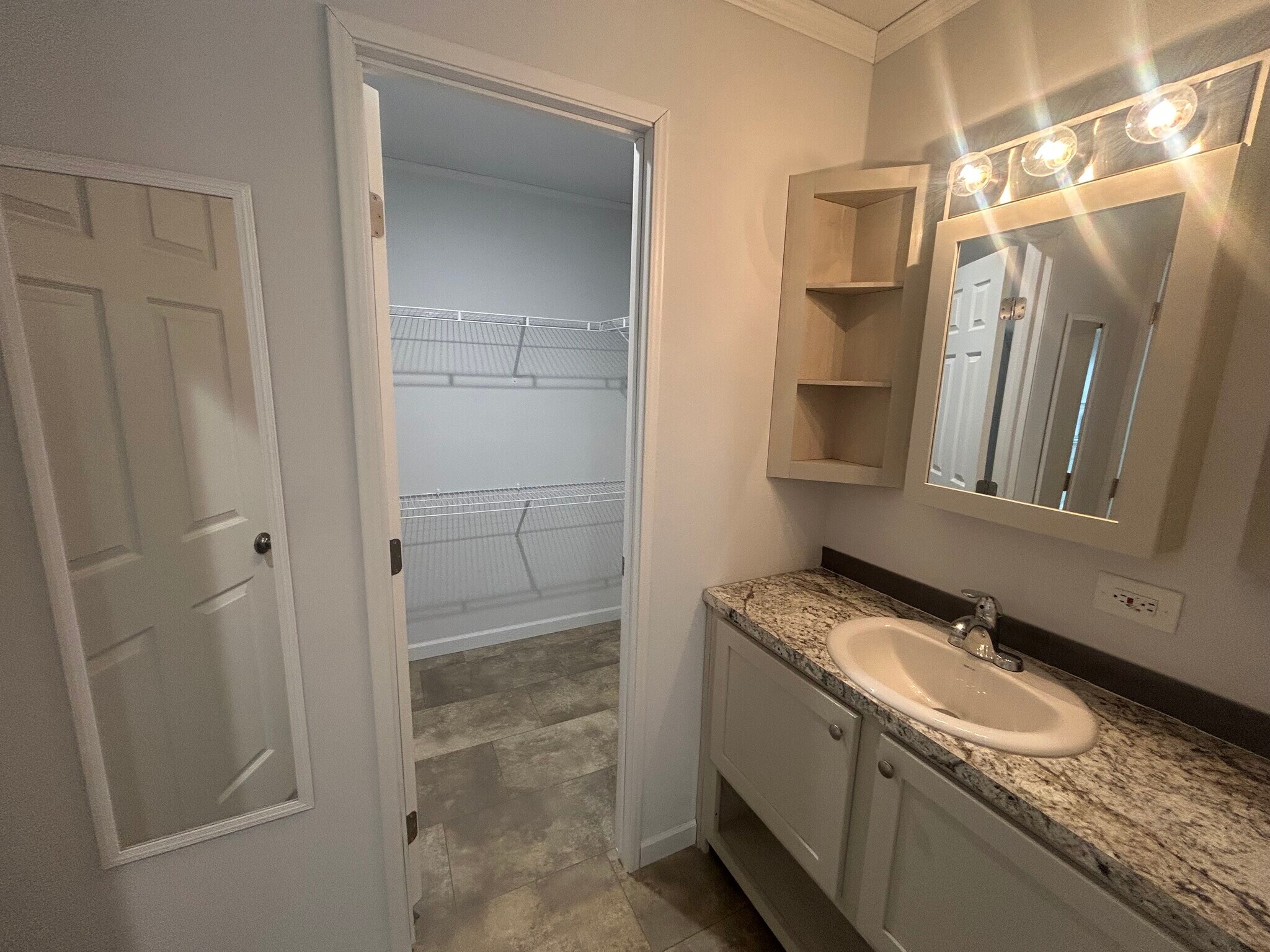 Building Photo - 103 Oak Ave